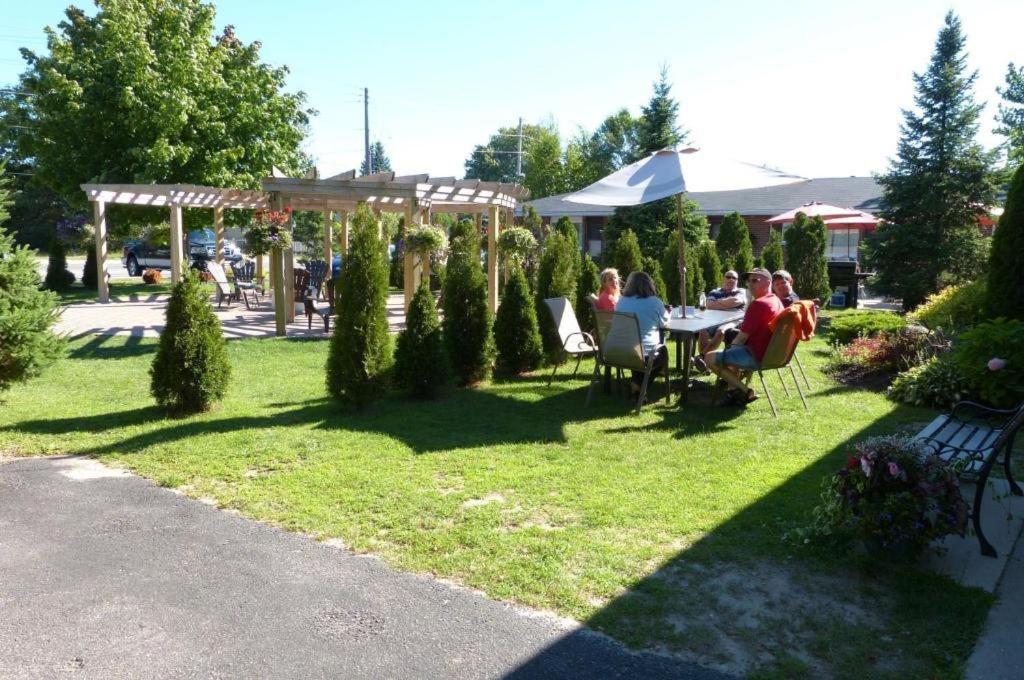 Oasis By The Bay Vacation Suites Wasaga Beach Extérieur photo