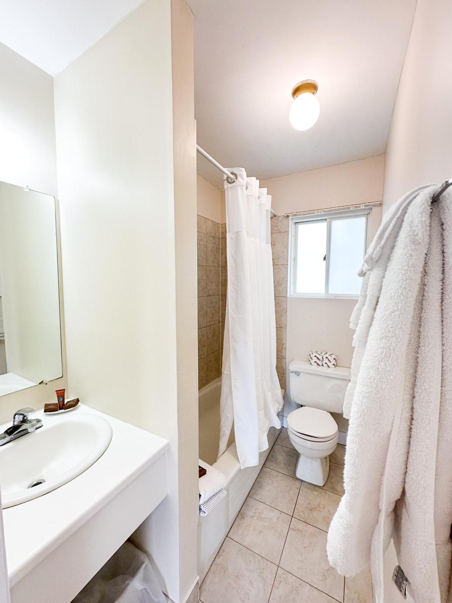 Oasis By The Bay Vacation Suites Wasaga Beach Extérieur photo