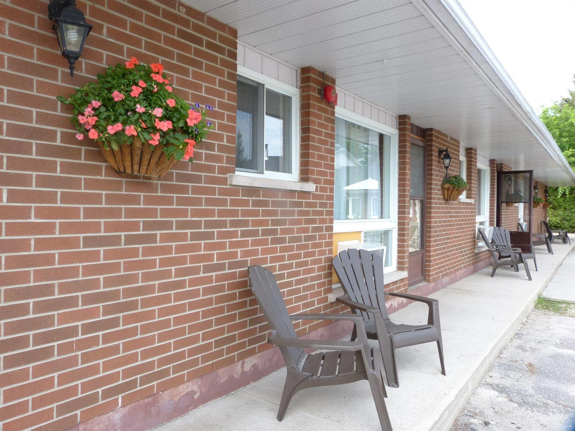 Oasis By The Bay Vacation Suites Wasaga Beach Extérieur photo